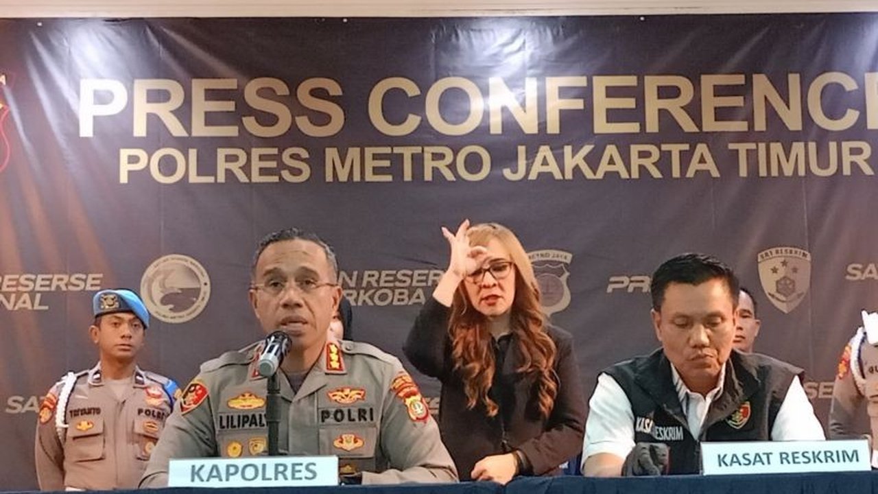 Polres Metro Jakarta Timur menahan dua guru pondok pesantren, MCN (26) dan CH (47), sebagai tersangka pencabulan terhadap lima santri di Pondok Pesantren Ad-Diniyah, Duren Sawit, dengan ancaman hukuman 15 tahun penjara.