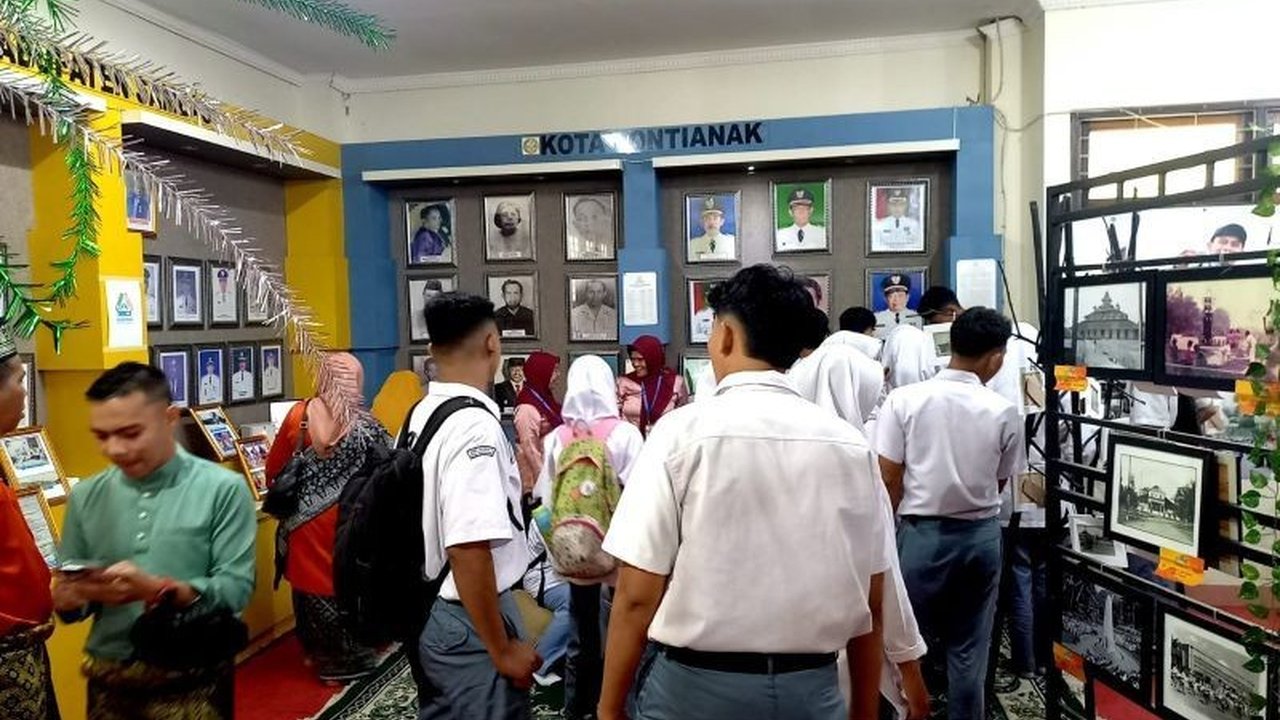 Dinas Perpustakaan dan Kearsipan Kalbar pamerkan 600 koleksi sejarah, termasuk arsip kesultanan, profil gubernur, dan prestasi atlet, untuk edukasi publik dalam rangka HUT ke-68 Provinsi Kalbar.