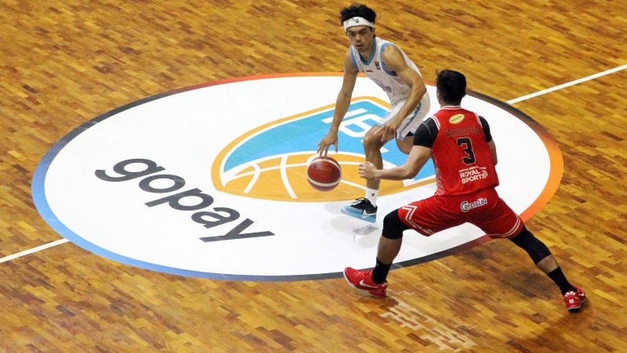 Pelatih Bali United Basketball, I Gusti Rusta Wijaya, menargetkan juara IBL 2025 namun menyadari tantangan yang ada,  fokus pada pengembangan pemain lokal dan meraih hasil terbaik.