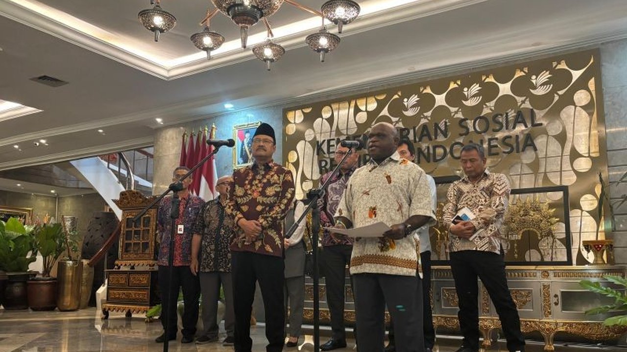 Kementerian Sosial dan Kementerian Hak Asasi Manusia berkolaborasi untuk melindungi kelompok rentan, termasuk korban pelanggaran HAM, melalui program-program jaminan sosial dan intervensi negara.