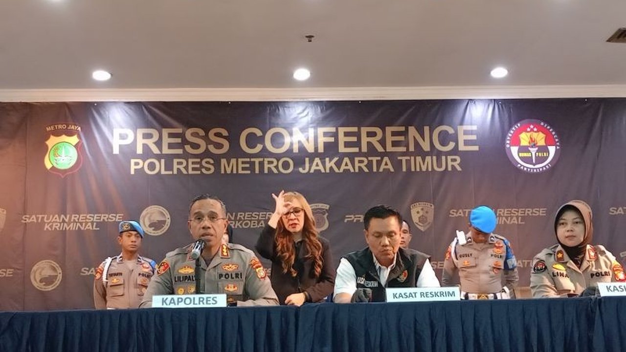 Polisi Jakarta Timur menangkap dua guru Pondok Pesantren Ad-Diniyah, MCN dan CH, yang terbukti melakukan pencabulan terhadap beberapa santrinya sejak 2019 hingga 2024 dengan modus pijat dan ancaman.