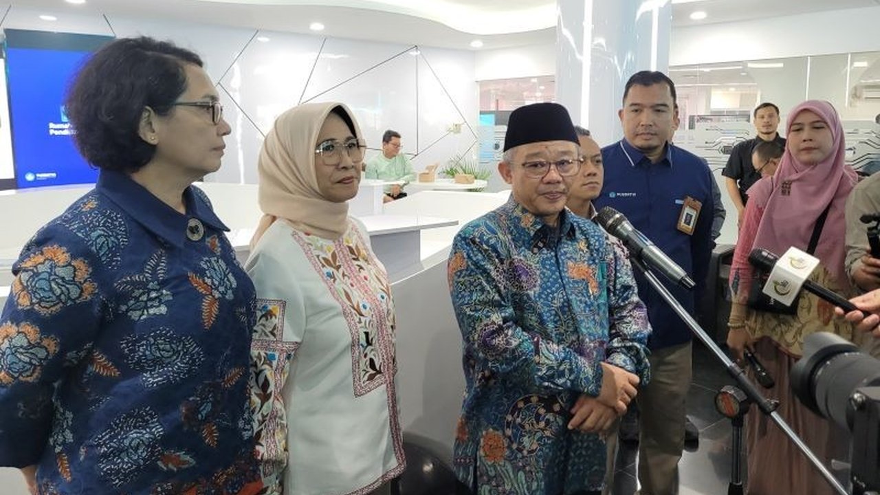 Mendikbudristek, Abdul Mu'ti, mengumumkan sistem Penerimaan Peserta Didik Baru (PPDB) yang baru akan diputuskan dalam rapat kabinet besok, menandai berakhirnya sistem zonasi.