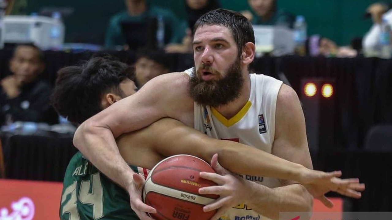 Pemain asing KBS, William Joseph Artino, tetap fokus dan tak ambil pusing menghadapi jadwal pertandingan IBL 2025 yang padat, bahkan setelah laga tandang beruntun dan berhasil membawa timnya ke puncak klasemen.