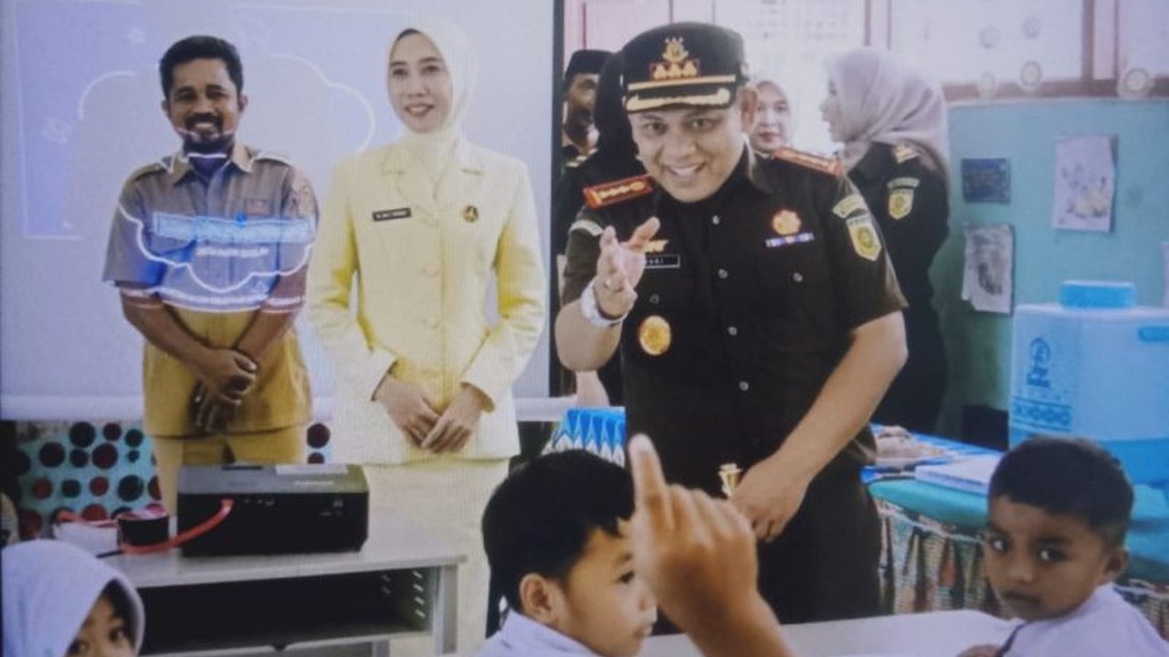 Kejaksaan Negeri Luwu Timur dan Dinas Pendidikan setempat berkolaborasi melalui program Jaksa Masuk Sekolah untuk memberikan pemahaman hukum dan mencegah kekerasan seksual serta bullying di sekolah-sekolah Luwu Timur.