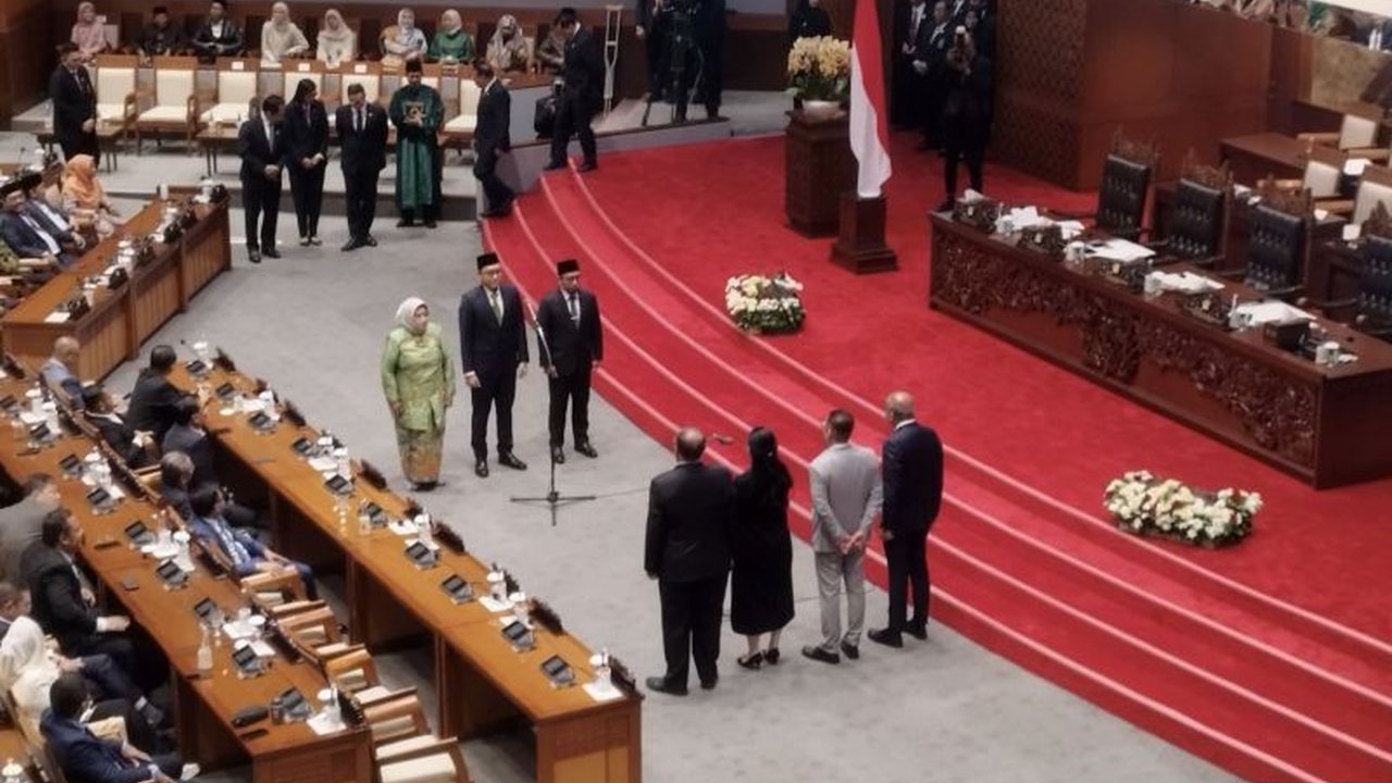 Ketua DPR RI, Puan Maharani, melantik tiga anggota DPR pengganti antar waktu (PAW) dari Fraksi PKB pada Selasa di Kompleks Parlemen, Jakarta, menggantikan anggota DPR sebelumnya yang diberhentikan atau diangkat ke posisi lain.