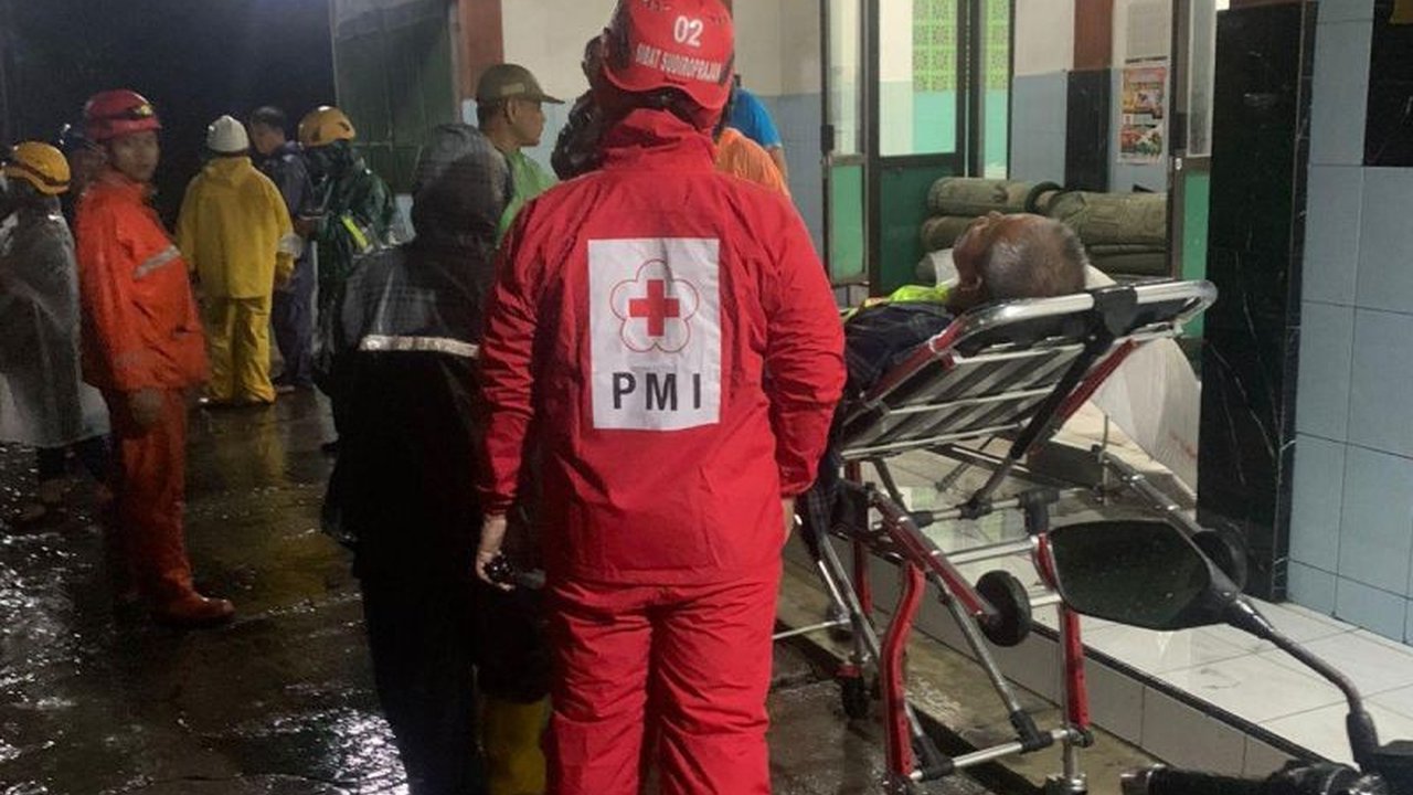 Lebih dari 175 warga Kampung Totosari, Solo, terpaksa mengungsi akibat banjir yang disebabkan luapan anak Sungai Jenes pada Senin malam, 20 Januari 2024, setelah hujan deras mengguyur wilayah tersebut.