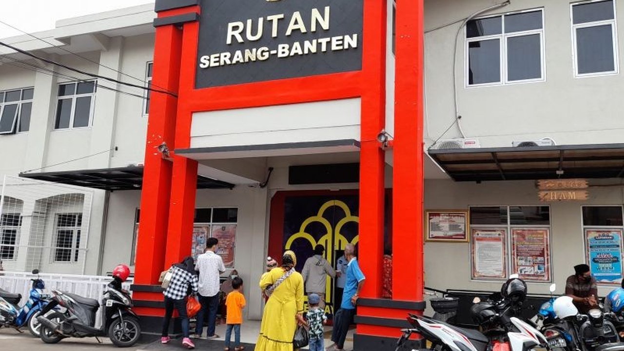 Rutan Kelas II B Serang memindahkan 40 warga binaan ke Lapas Kelas I Tangerang untuk mengurangi kelebihan kapasitas penghuni yang mencapai 120 persen.