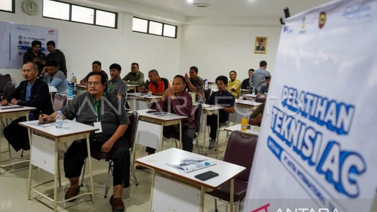Tiga puluh mantan narapidana teroris (Napiter) di Makassar mengikuti pelatihan teknisi AC, sebuah program kolaborasi BNPT, Densus 88, PT Astra, dan Kementerian Sosial untuk mendorong kemandirian ekonomi dan deradikalisasi.