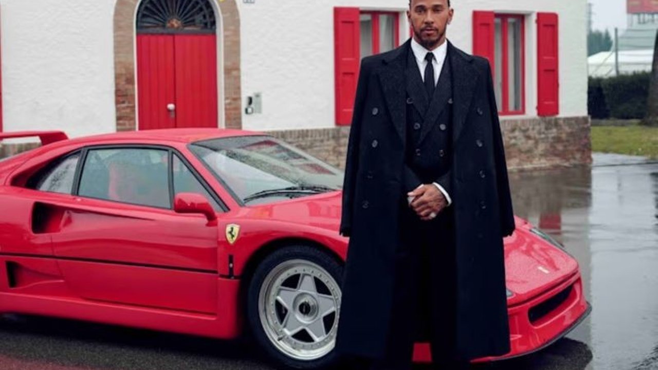 Lewis Hamilton memulai debutnya di tim Ferrari, mewujudkan mimpi masa kecilnya dengan berpose bersama mobil ikonik Ferrari F40 dan bersemangat menatap musim balap baru.