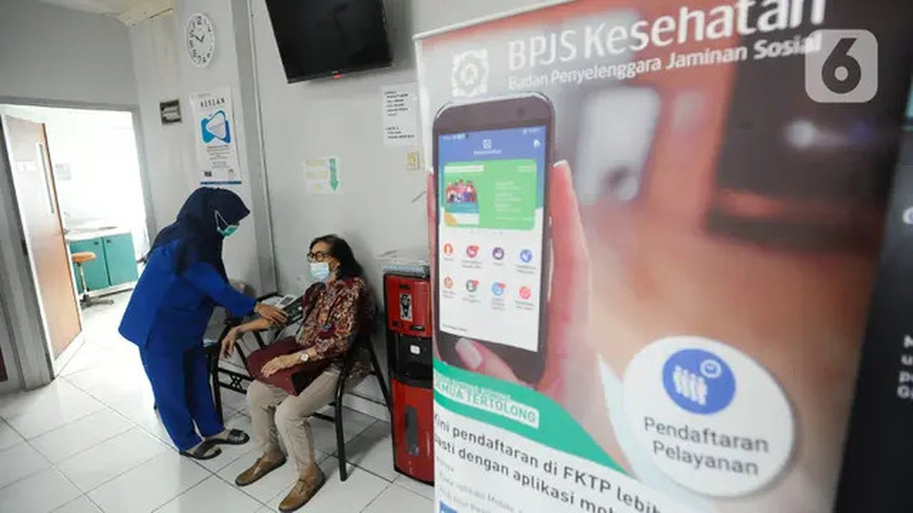 Petugas memeriksa tekanan darah pasien BPJS Kesehatan yang berobat di Faskes Tingkat 1 Klinik Kesehatan Prima Husada di Depok, Jawa Barat, Senin (23/5/20222). Sejumlah terobosan saat ini dila