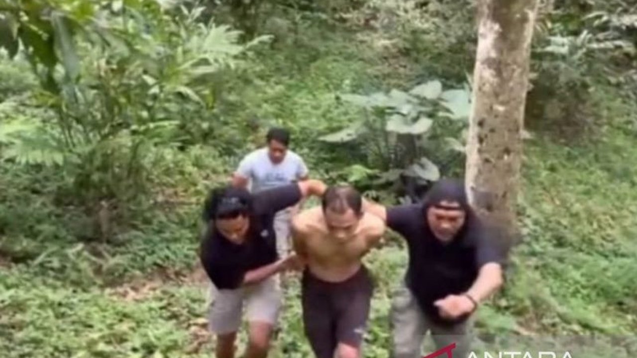 Polisi Solok Kota berhasil menangkap RAT (36) yang mencuri satu set palang pintu kereta api senilai Rp220 juta di Kota Solok, Sumatera Barat; polisi masih memburu pelaku lainnya.