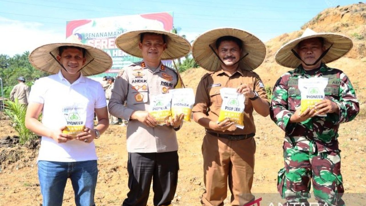 Polres Aceh Barat memulai penanaman jagung seluas 500 hektare di Aceh Barat sebagai bagian dari program pemerintah untuk mencapai swasembada pangan nasional, dengan harapan meningkatkan produksi dan kesejahteraan petani.