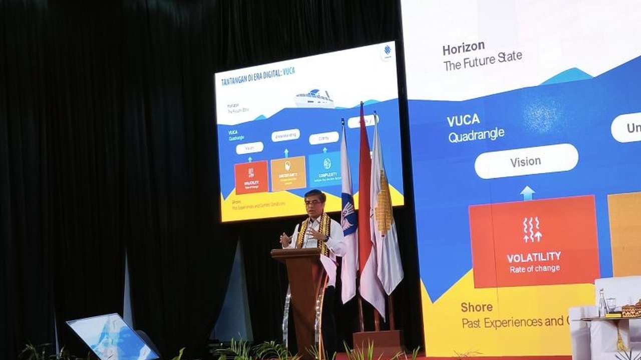 Menaker Yassierli menekankan pentingnya peningkatan kualitas tenaga kerja Indonesia untuk menghadapi persaingan global,  mengingat rendahnya Human Capital Index dan kompetensi digital, serta mendorong kolaborasi perguruan tinggi dan industri.