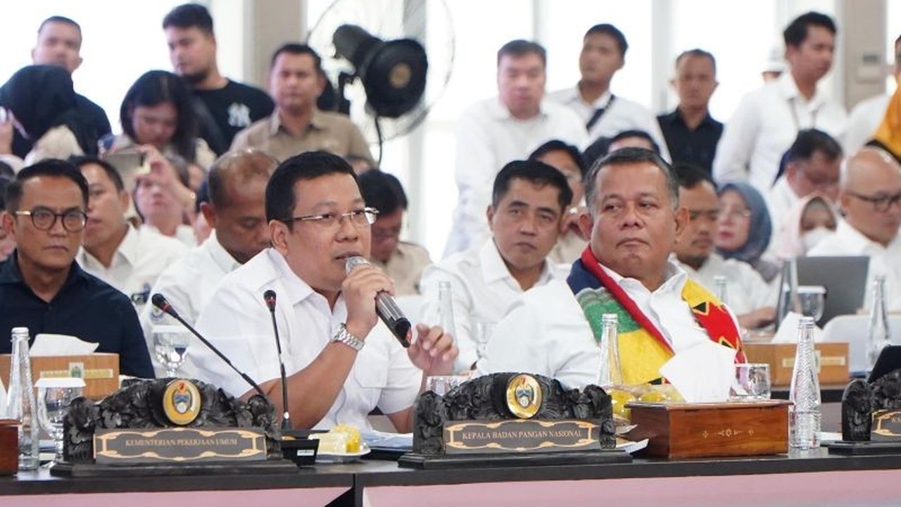 Pemerintah menyiapkan strategi penyerapan gabah dan beras untuk menjaga stabilitas harga dan kesejahteraan petani selama panen raya 2025, dengan proyeksi peningkatan produksi hingga 50 persen.