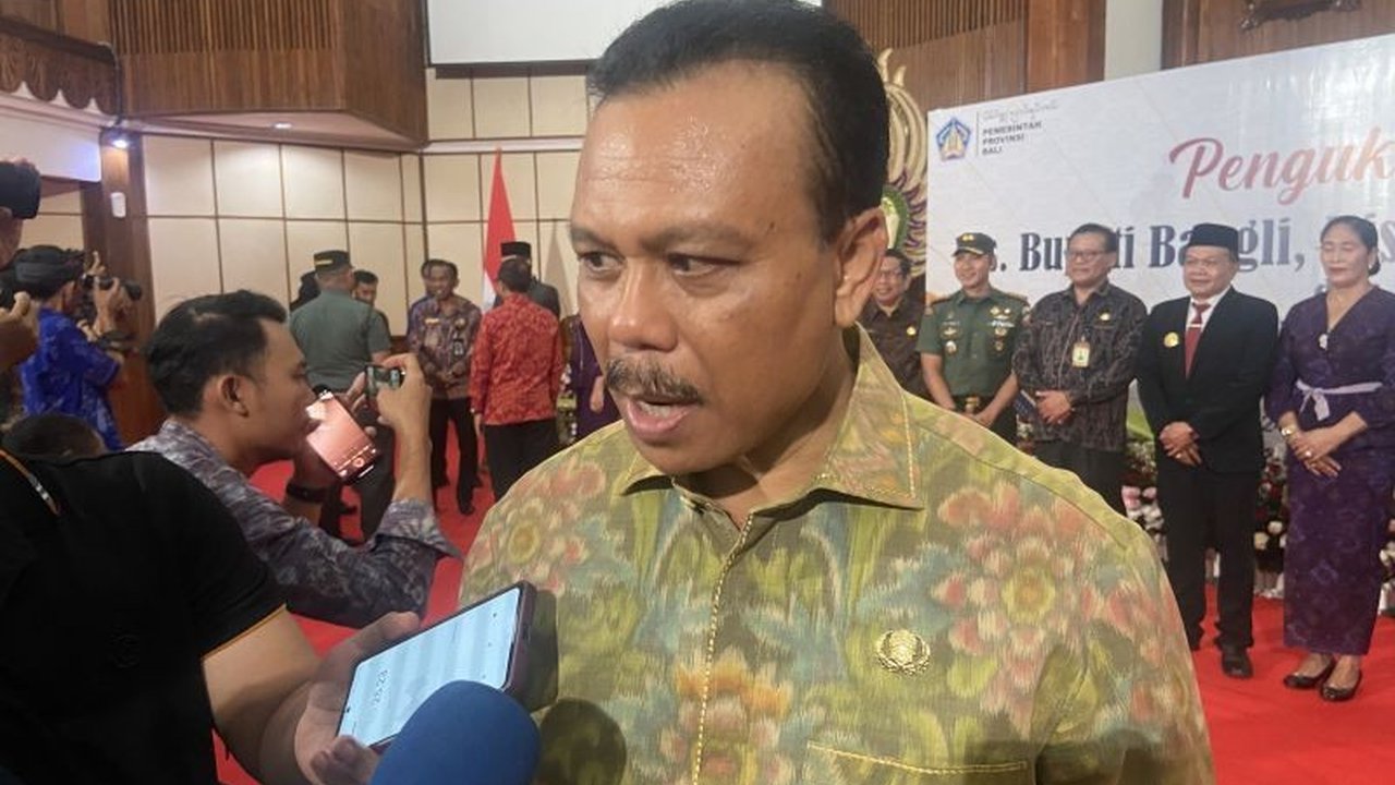 Pemerintah Provinsi Bali mulai Februari 2025 mewajibkan seluruh pegawai, BUMD, dan sekolah membawa botol minum pribadi guna mengurangi sampah plastik sekali pakai dan mendukung keberlanjutan lingkungan.