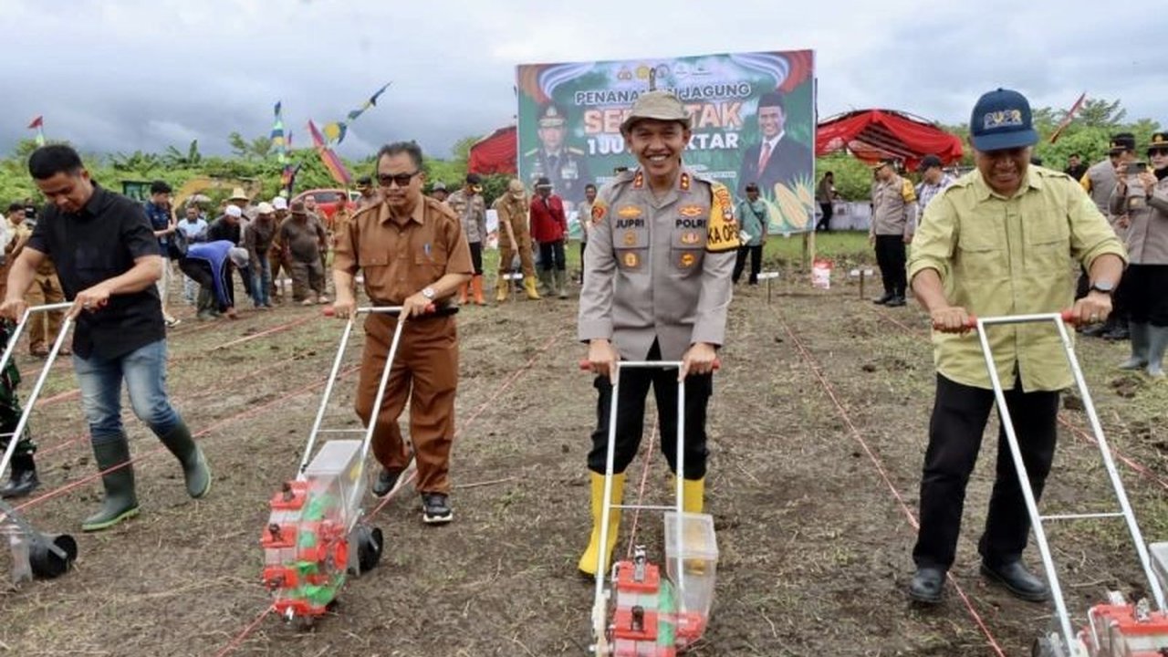 Polres Hulu Sungai Tengah, Kalimantan Selatan, bersama pemerintah daerah dan masyarakat setempat menanam jagung seluas satu hektare untuk mendukung program ketahanan pangan nasional, Astacita.