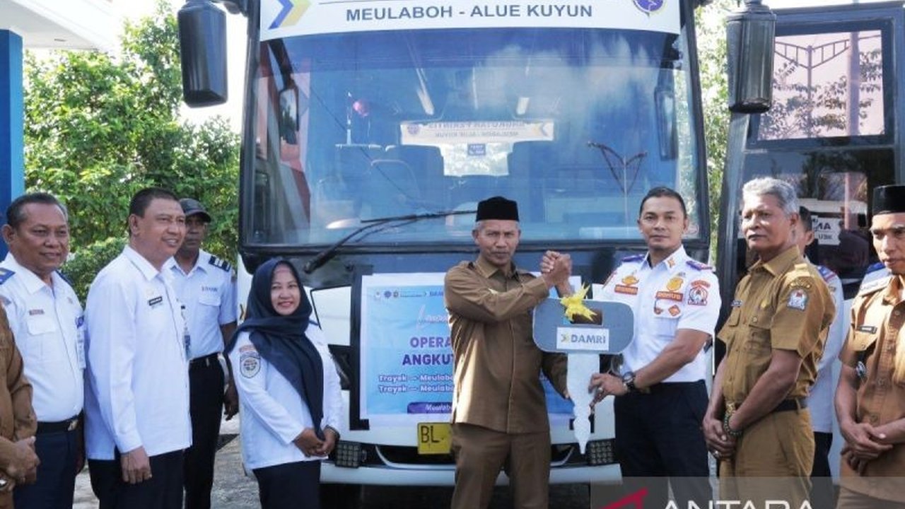 Pemerintah Kabupaten Aceh Barat luncurkan angkutan perintis Damri untuk memudahkan mobilitas warga antar kecamatan, dengan harapan meningkatkan perekonomian daerah dan mengurangi kecelakaan.