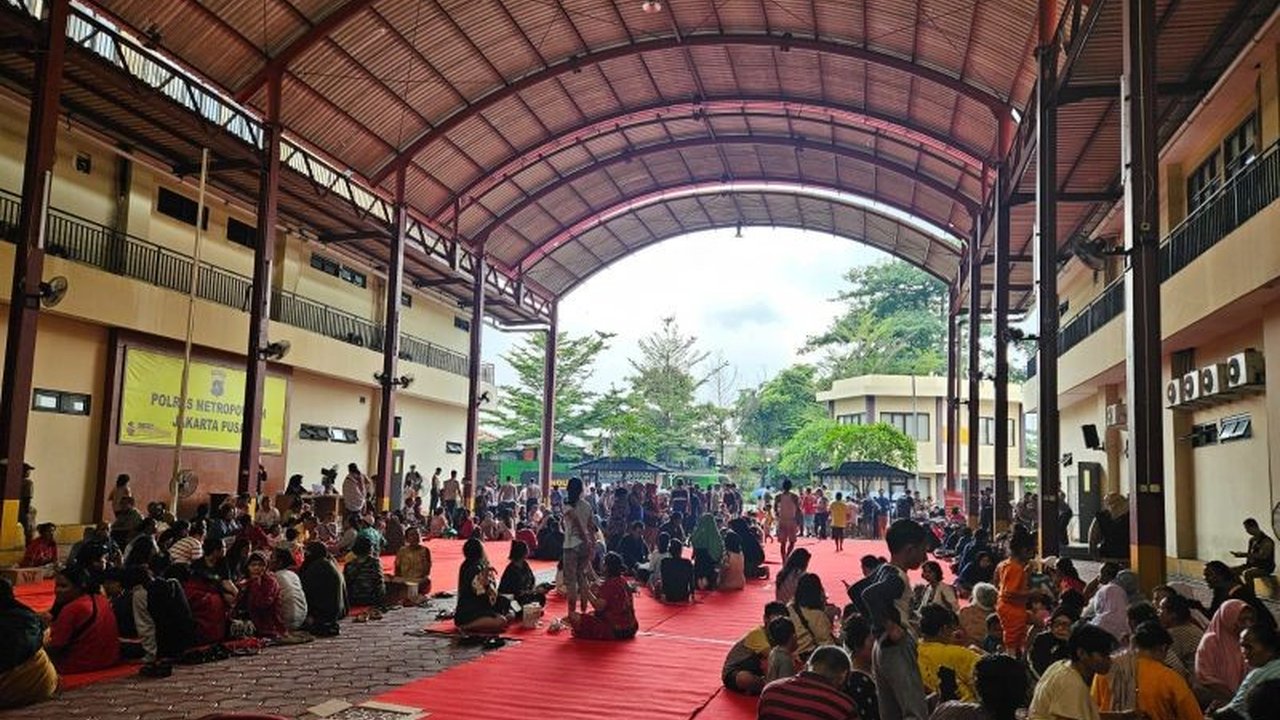 Kebakaran hebat di Jalan Kemayoran Gempol, Jakarta Pusat, Selasa dini hari, menghanguskan 543 rumah dan mengakibatkan lebih dari 1700 warga mengungsi ke beberapa lokasi, termasuk Polres Jakpus.