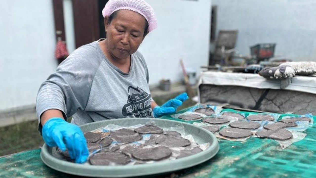 Pertamina Hulu Energi ONWJ membangun rumah produksi dan melatih perajin terasi di Karawang untuk meningkatkan daya saing UMKM serta perekonomian lokal.