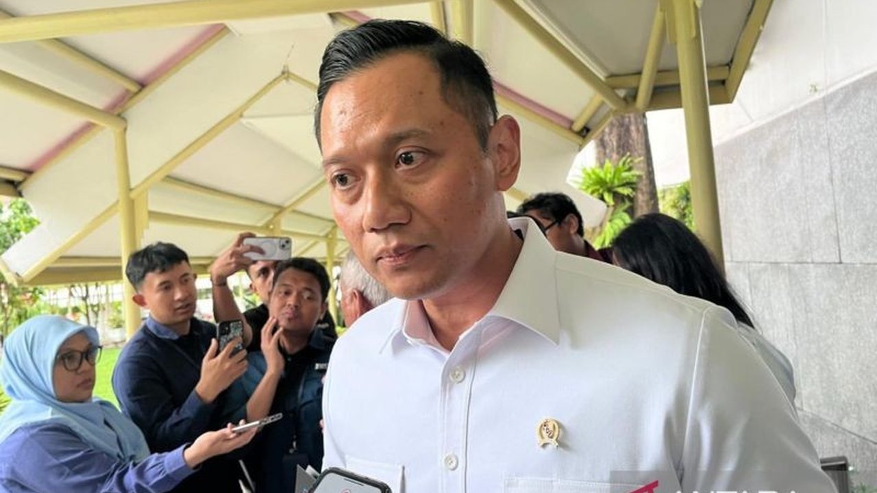 Presiden Jokowi menginstruksikan Menko AHY dan Menko Airlangga untuk mengevaluasi Proyek Strategis Nasional (PSN) secara menyeluruh, memastikan proyek berjalan sesuai rencana dan menindaklanjuti masukan dari berbagai pihak.