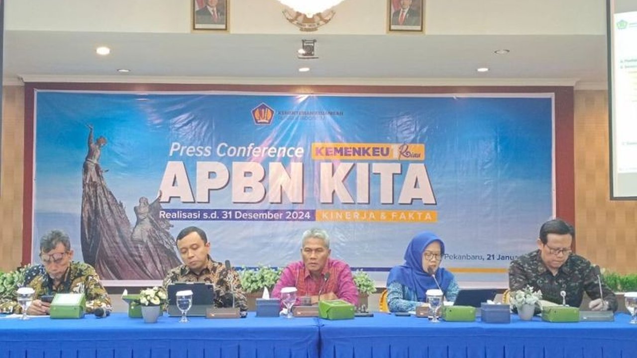 Provinsi Riau berhasil menyumbang pendapatan negara sebesar Rp28,75 triliun di tahun 2024, melampaui target dan didominasi oleh penerimaan pajak, meskipun terdapat defisit anggaran daerah.