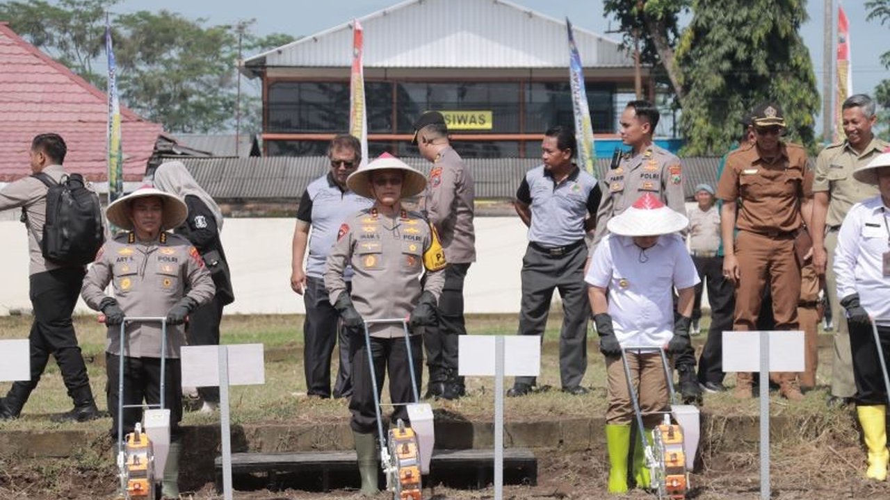 Kapolda Jatim bersama Forkopimda menanam jagung di Blitar sebagai upaya mendukung ketahanan pangan nasional, dengan target peningkatan hasil panen signifikan berkat benih unggul.