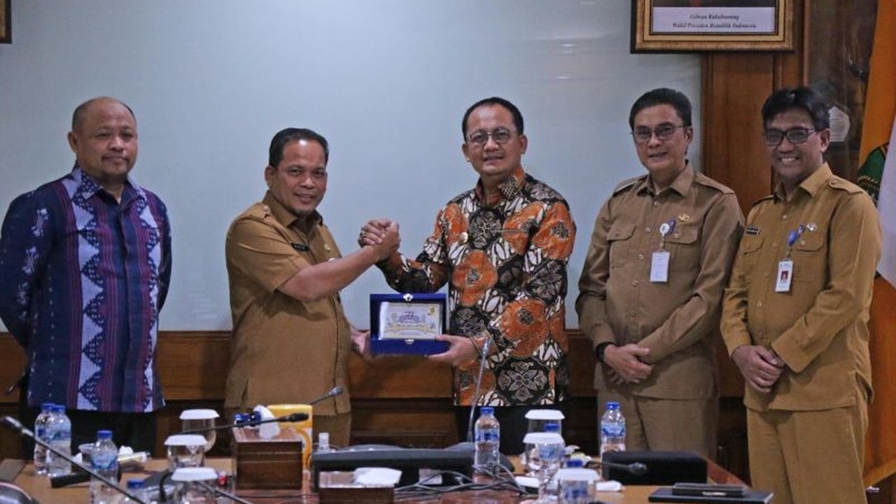 Pemkot Kendari melakukan studi banding ke Kota Tangerang untuk menerapkan sistem persetujuan bangunan gedung (PBG) yang selesai maksimal 10 jam, meniru inovasi pelayanan publik Tangerang.