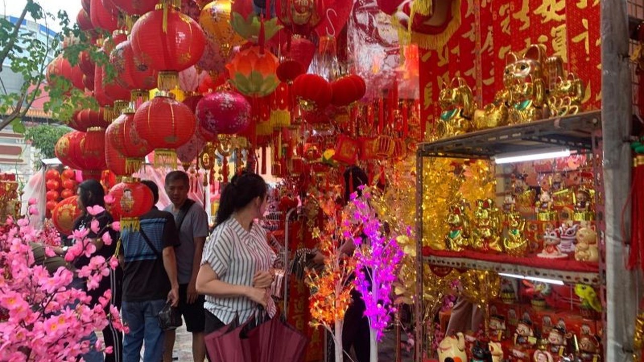 Jelang Tahun Baru Imlek 2025, Pasar Glodok di Jakarta Barat dipadati pengunjung yang membeli pernak-pernik khas Imlek seperti lampion, pohon Mei Hua, dan angpao, menunjukkan antusiasme masyarakat dalam merayakan tradisi.