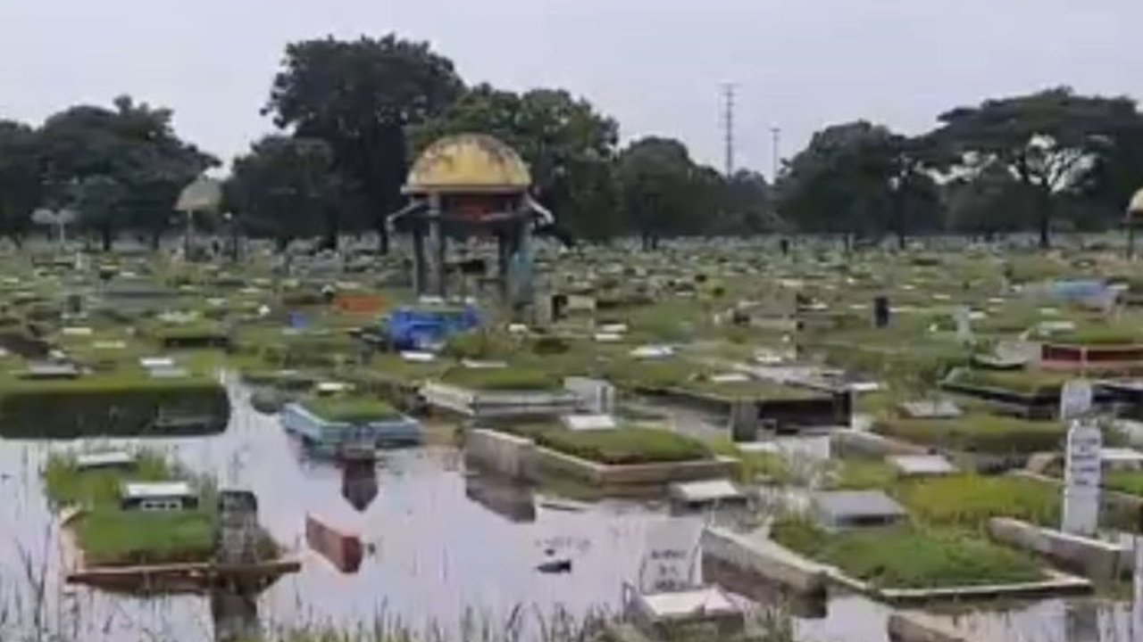 Hujan deras menyebabkan ratusan makam di TPU Semper, Jakarta Utara, terendam banjir akibat luapan Kali Begok dan sistem drainase yang buruk.