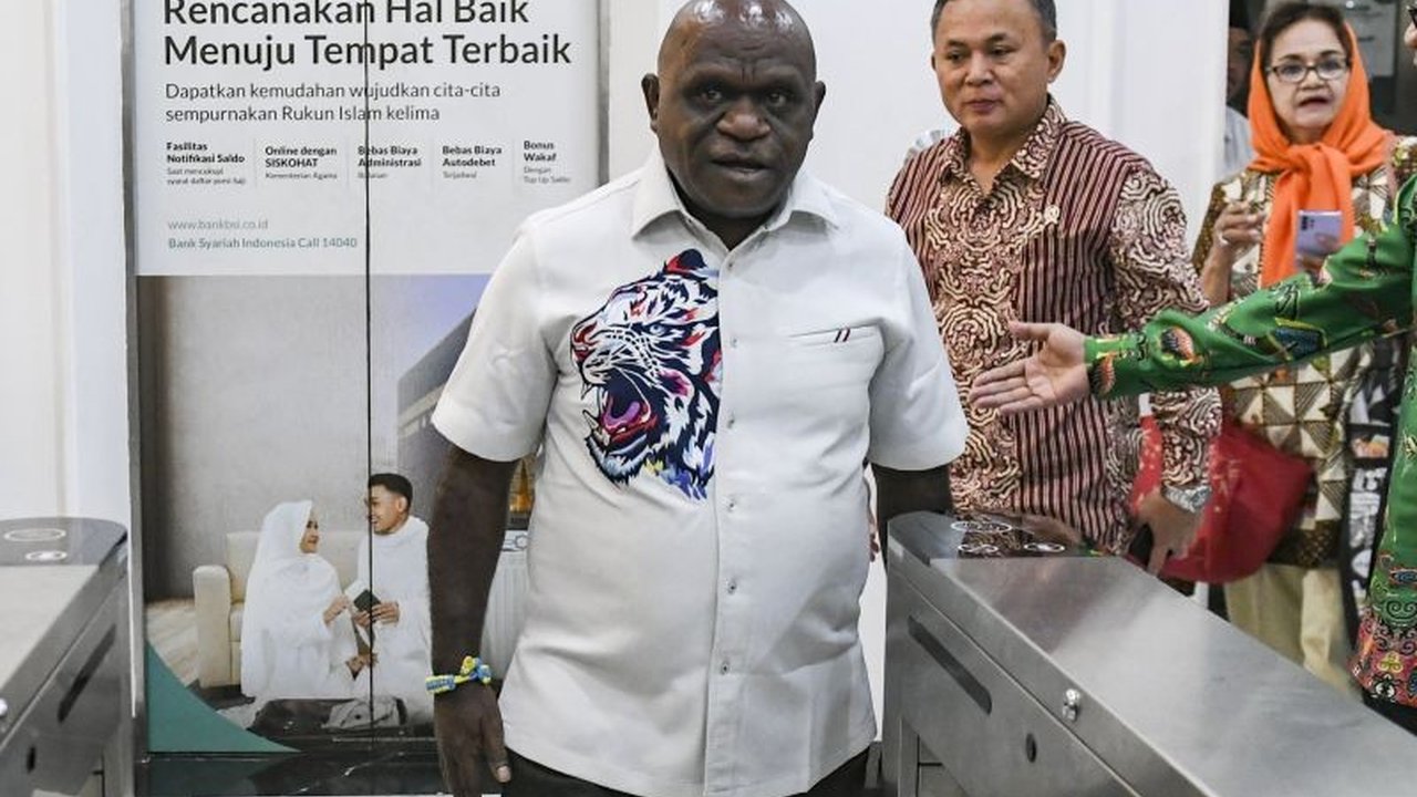 Menteri HAM, Natalius Pigai, meminta Aparatur Sipil Negara (ASN) menaati UU Perkawinan terkait poligami, menanggapi polemik Pergub DKI Jakarta Nomor 2 Tahun 2025 tentang izin poligami untuk ASN.