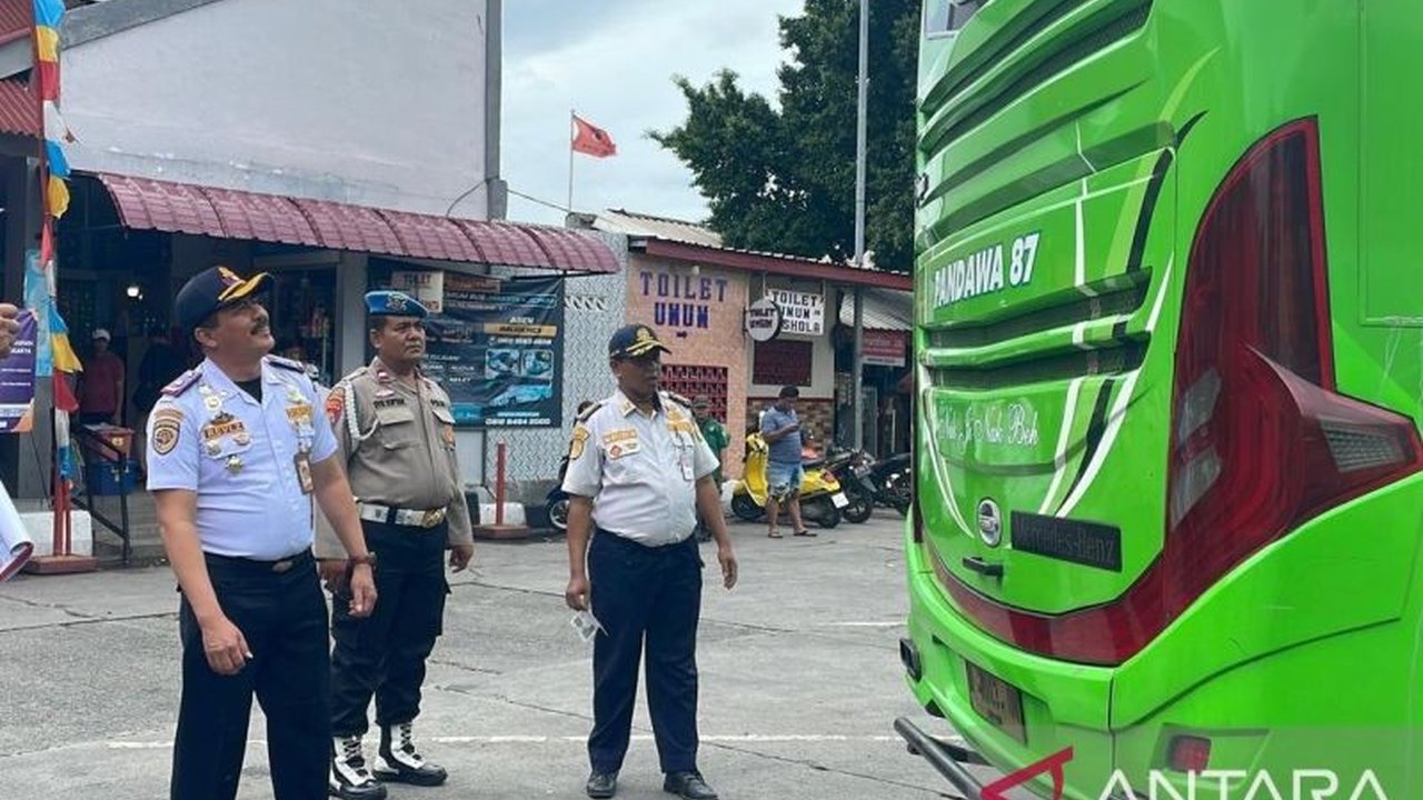 Jelang libur Imlek 2025, Terminal Kalideres, Jakarta Barat, gelar ramp check untuk memastikan kelaikan bus AKAP demi keselamatan penumpang.