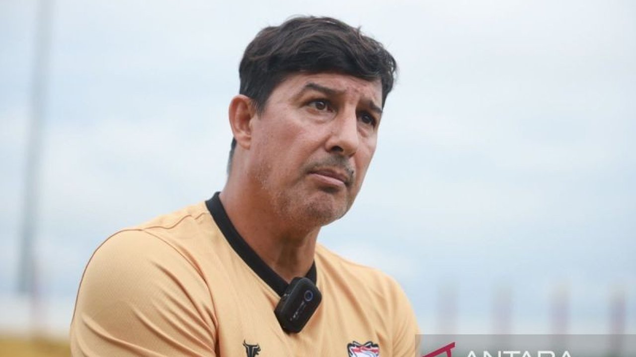 Madura United resmi menunjuk Alfredo Vera sebagai pelatih baru, menggantikan Paulo Menezes, dengan harapan dapat memperbaiki performa tim di BRI Liga 1 2024-2025 yang saat ini berada di dasar klasemen.