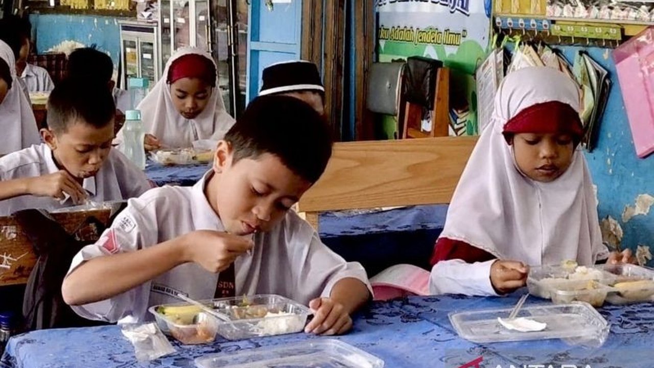 Pemkab Hulu Sungai Tengah (HST) menyiapkan lahan dan dana Rp50 miliar dari APBD 2025 untuk mendukung Program Makan Bergizi Gratis (MBG) yang diinisiasi Presiden Prabowo,  dengan persiapan lahan dapur umum dan koordinasi bersama Kodim HST serta Badan Gizi.