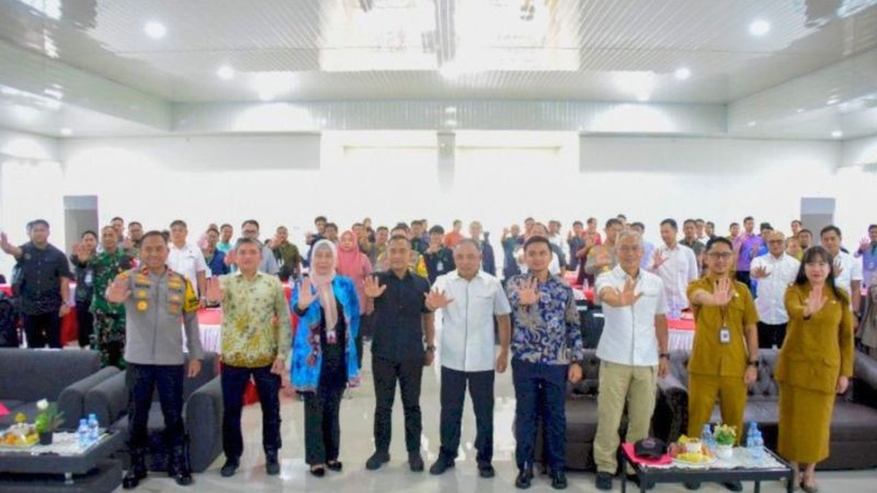 BNPT, Densus 88, dan Astra Internasional berkolaborasi memberikan pelatihan teknisi AC kepada eks narapidana terorisme sebagai bagian dari program deradikalisasi dan peningkatan kualitas hidup.