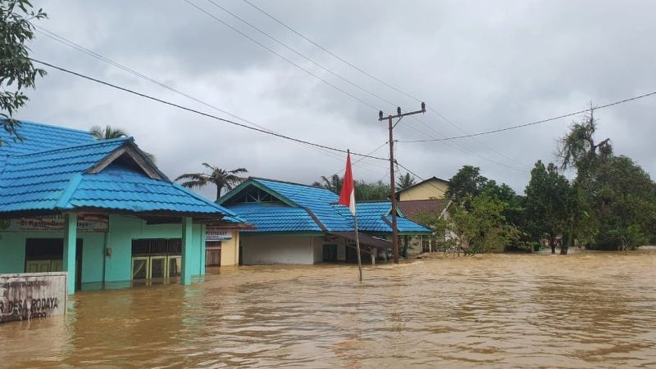 Banjir melanda dua kecamatan di Bengkayang, Kalimantan Barat, menyebabkan satu jembatan ambruk dan memaksa warga waspada terhadap cuaca ekstrem yang diperkirakan masih akan berlangsung beberapa hari ke depan.