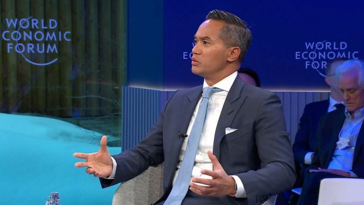 Ketua Kadin Indonesia, Anindya Bakrie, mengungkapkan ambisi Indonesia menjadi negara rujukan standar pengolahan material baterai kendaraan listrik global, memanfaatkan potensi sumber daya alam dan energi terbarukan.