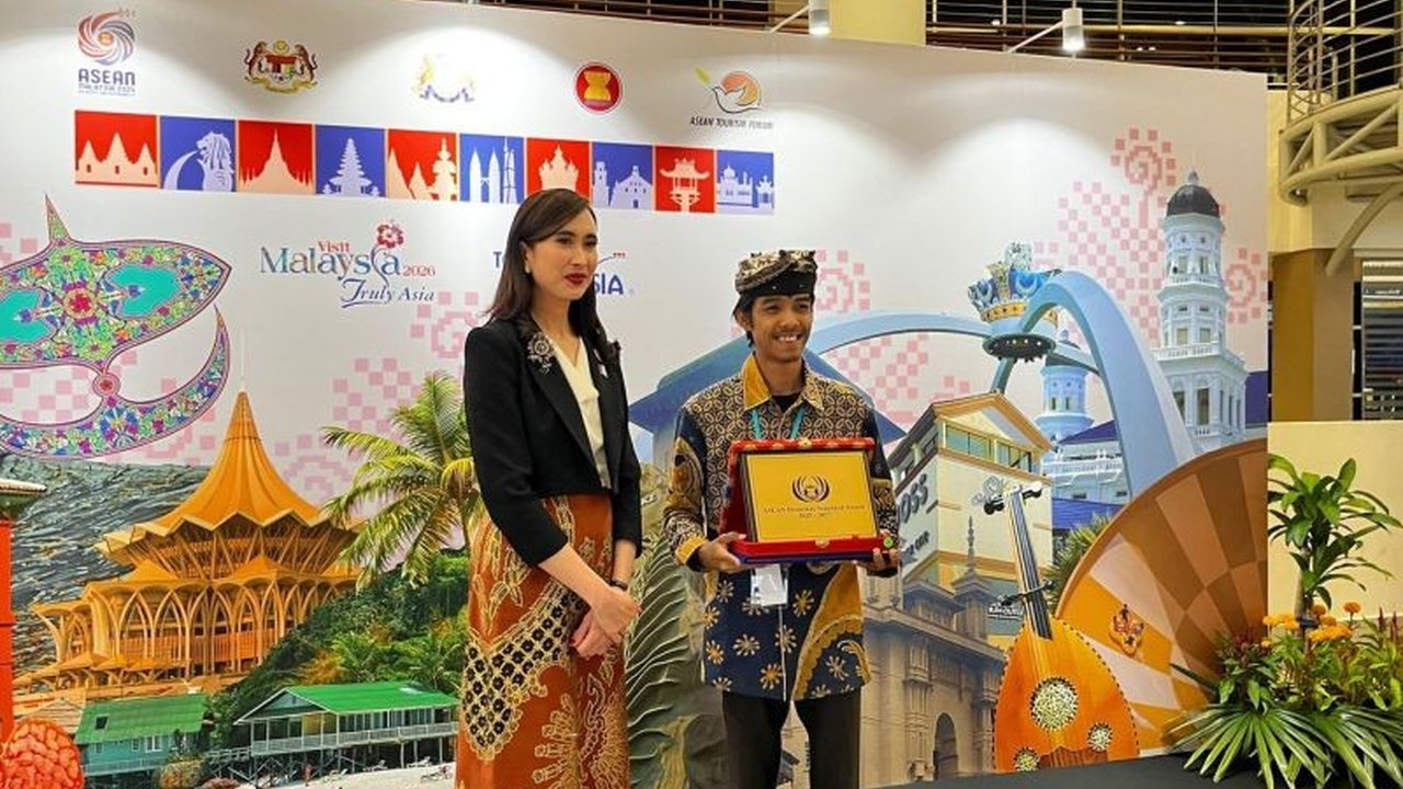 Desa Wisata Adat Osing Kemiren Banyuwangi berhasil meraih penghargaan internasional The 5th ASEAN Homestay Award 2025 berkat keunikan budaya dan keramahan masyarakatnya.