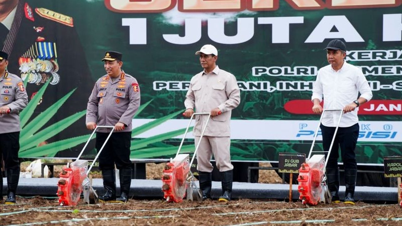 Mentan dan Kapolri memimpin penanaman jagung serentak seluas satu juta hektare di 19 provinsi untuk mencapai swasembada jagung dan meningkatkan kesejahteraan petani.
