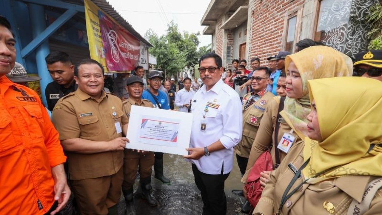 Penjabat Gubernur Jawa Tengah, Nana Sudjana, mengimbau seluruh pemerintah kabupaten/kota untuk meningkatkan kewaspadaan dan kesiapsiagaan menghadapi bencana hidrometeorologi, menyusul cuaca ekstrem yang telah mengakibatkan banjir dan longsor di sejumlah w