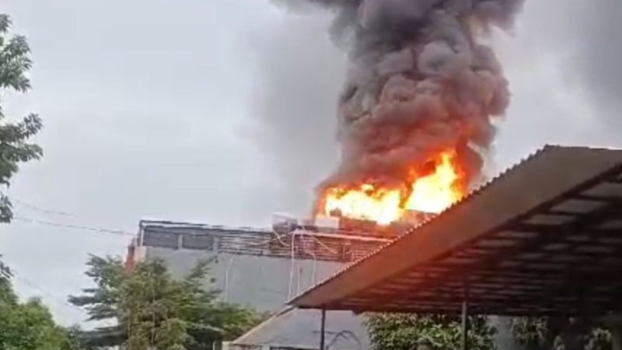 Kebakaran di dapur penyedia Makan Bergizi Gratis (MBG) di Cipayung, Jakarta Timur, diduga disebabkan korsleting listrik atau peralatan masak, mengakibatkan evakuasi dua karyawan dan kendala akses air.