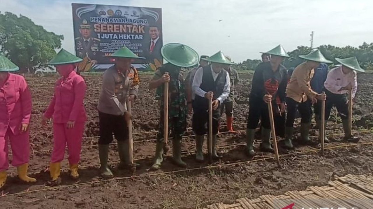 Pemerintah Kota Madiun bersama TNI dan Polri menanam jagung di lahan aset Pemkot seluas 2 hektare untuk mendukung program ketahanan pangan nasional serta meningkatkan perekonomian masyarakat.