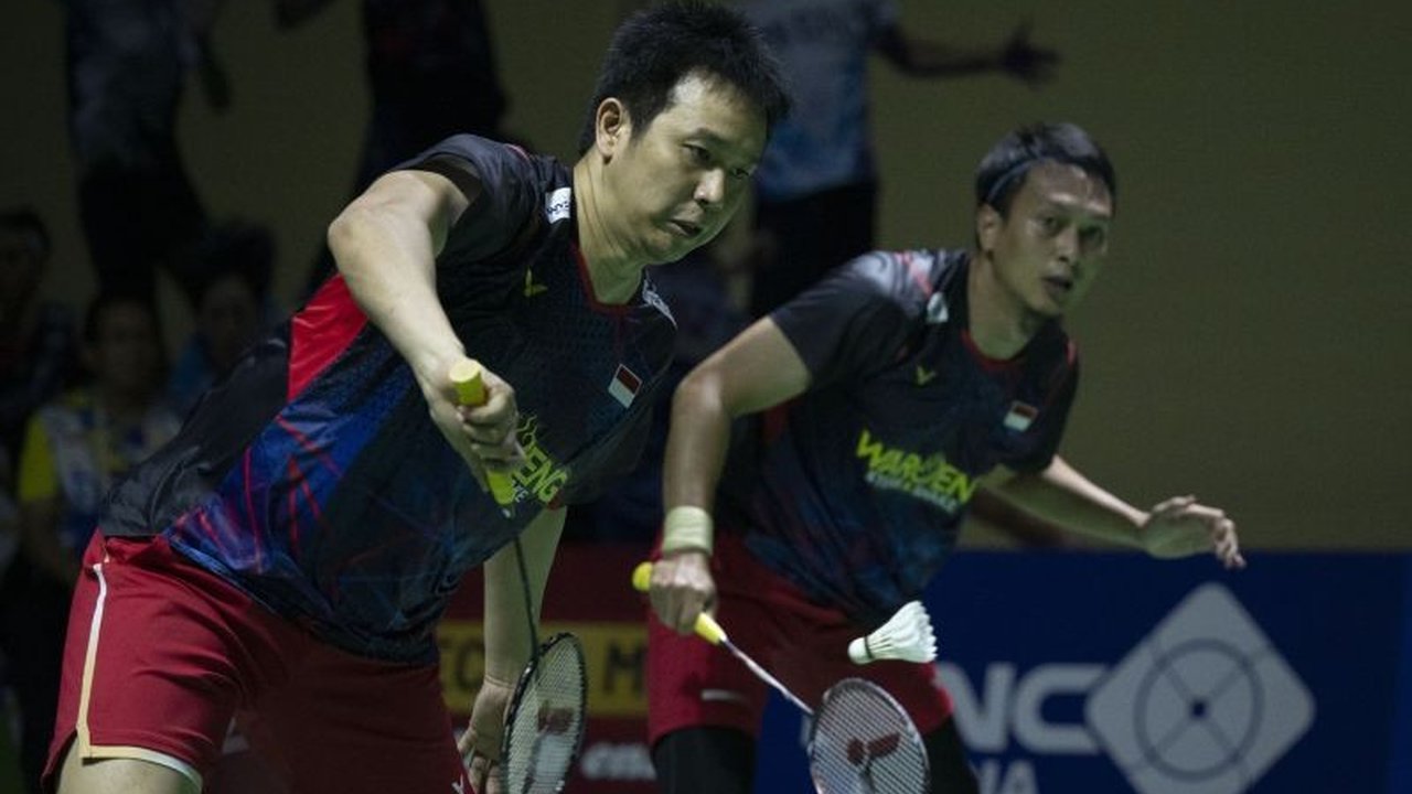 Pasangan ganda putra top Indonesia, Ahsan/Setiawan, hadapi tantangan di Indonesia Masters 2025, dengan Ahsan yang sempat mengalami cedera pinggang dan persiapan minim, namun tetap melaju ke babak 16 besar.