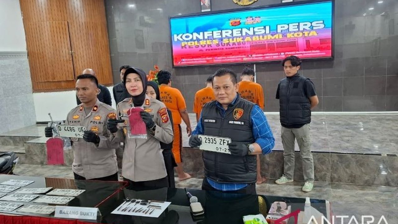 Polisi Polres Sukabumi Kota berhasil menangkap tiga pelaku sindikat curanmor yang telah beraksi di Sukabumi dan Cianjur selama lima bulan terakhir, dengan 12 TKP dan barang bukti 5 sepeda motor berhasil diamankan.