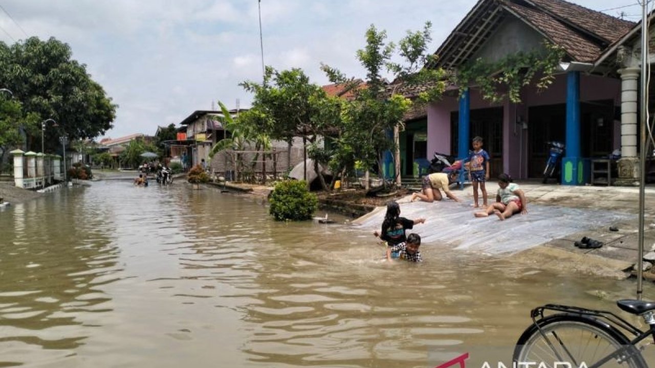 Banjir di Kabupaten Sragen, Jawa Tengah, menyebabkan seorang anak berusia 9 tahun meninggal dunia setelah tenggelam saat bermain di genangan air pada Selasa, 21 Januari 2024.