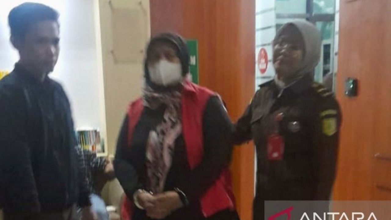 Kejari Purwakarta menahan dua mantan Kepala Puskesmas Plered karena kasus dugaan korupsi yang merugikan negara hingga Rp927 juta, terkait pungli dan pemotongan dana operasional.