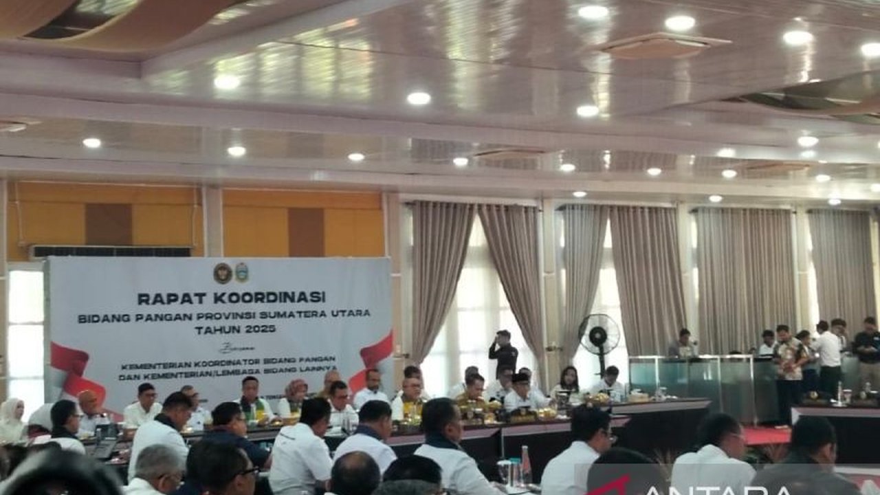 Pemerintah pusat menyediakan 4 juta dosis vaksin PMK, namun juga meminta pemerintah daerah dan peternak untuk turut serta dalam upaya pengendalian wabah yang telah menginfeksi lebih dari 26.000 hewan ternak di 18 provinsi.
