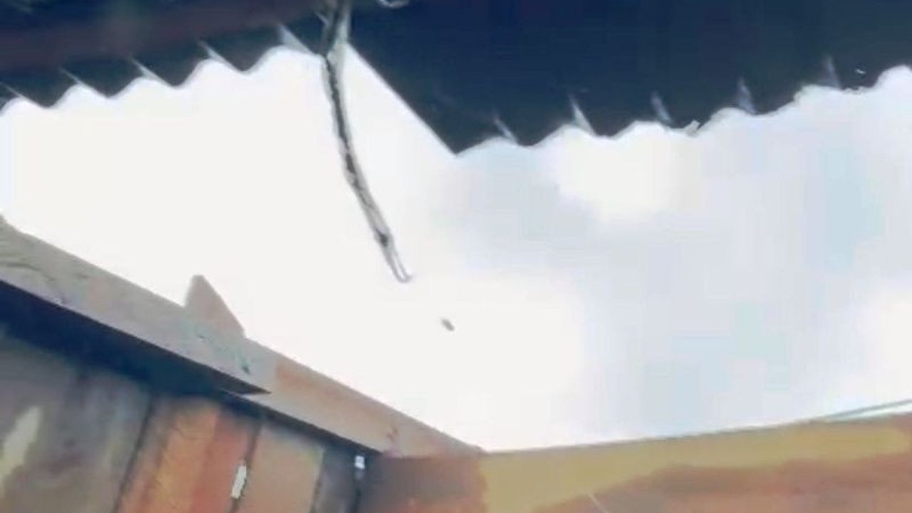 Badan Penanggulangan Bencana Daerah (BPBD) Kabupaten Aceh Barat melaporkan kerusakan rumah warga di Desa Geudong akibat angin kencang pada Minggu (19/1), tanpa menimbulkan korban jiwa; petugas masih melakukan pendataan dan koordinasi untuk penanganan sela