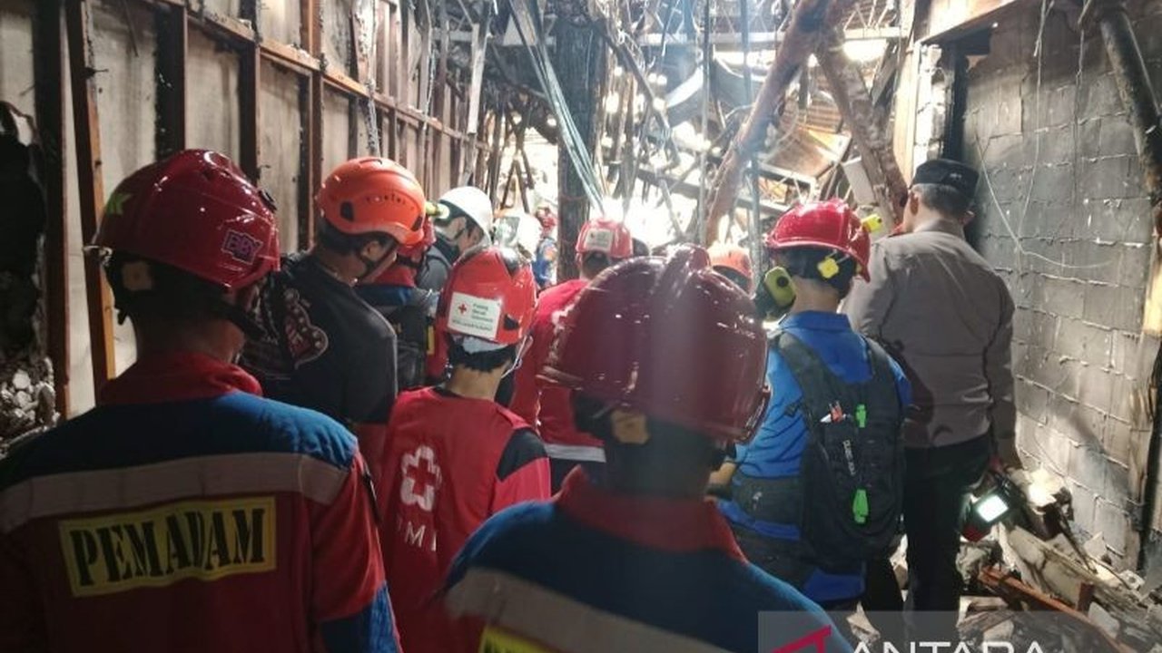 Tim gabungan kepolisian dan pemadam kebakaran di Jakarta Barat melibatkan tenaga ahli untuk membuka akses ke lantai 8 Glodok Plaza guna pencarian korban kebakaran yang lebih optimal, setelah ditemukan satu kantong jenazah lagi.