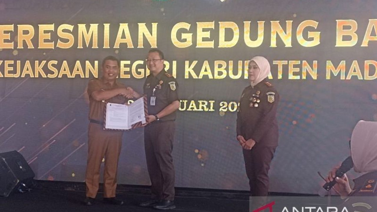 Kepala Kejaksaan Tinggi Jawa Timur meminta Kejari Kabupaten Madiun meningkatkan layanan hukumnya pada masyarakat, memanfaatkan gedung baru yang telah diresmikan, guna mewujudkan pelayanan publik yang berkualitas dan sinergis.
