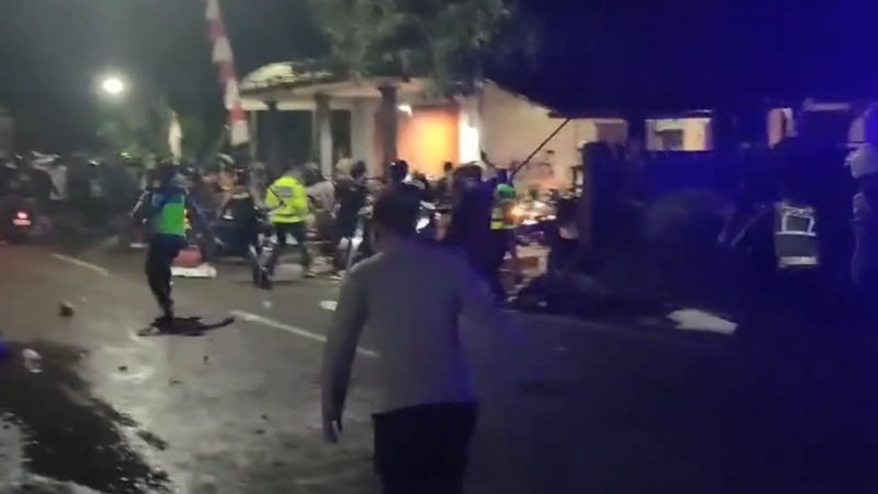 Polisi di Trenggalek memburu ratusan anggota perguruan silat yang merusak Polsek Watulimo pada 20 Januari 2024, menyebabkan tiga polisi terluka akibat lemparan batu;  insiden dipicu penangkapan anggota perguruan silat atas kasus penganiayaan.